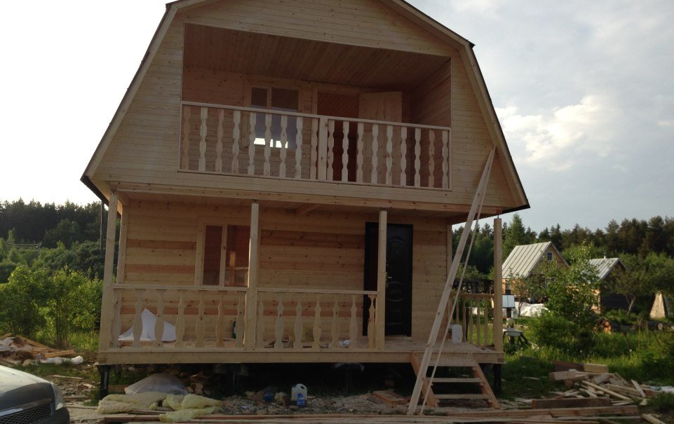 Дом из бруса с балконом и ломаной крышей - 1