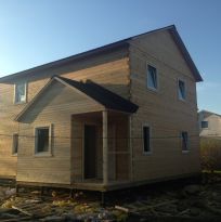 Двухэтажный деревянный дом с верандой