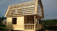 Дом из бруса с балконом и ломаной крышей - миниатюра 8