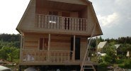 Дом из бруса с балконом и ломаной крышей - миниатюра 1