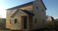 Двухэтажный деревянный дом с верандой - миниатюра 1