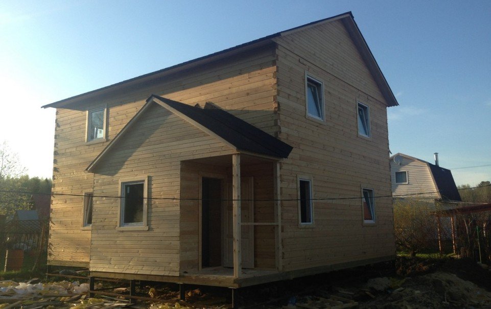 Двухэтажный деревянный дом с верандой - 1